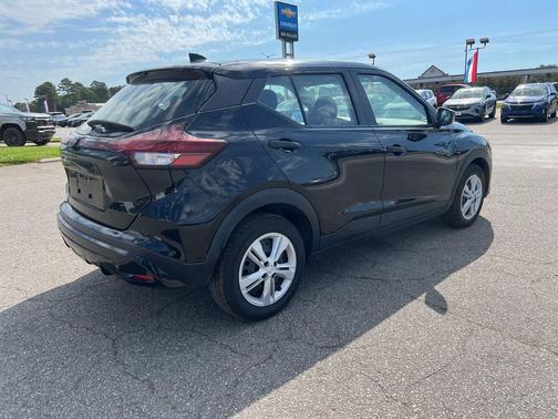 Super Black 2022 Nissan Kicks S