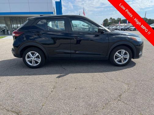 Super Black 2022 Nissan Kicks S