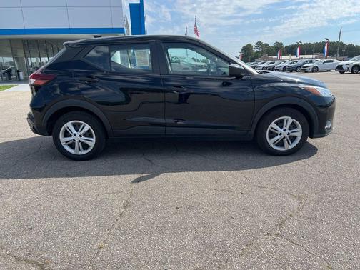 Super Black 2022 Nissan Kicks S