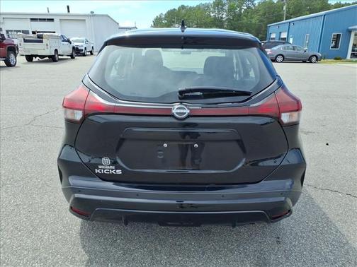 Super Black 2022 Nissan Kicks S