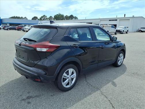 Super Black 2022 Nissan Kicks S