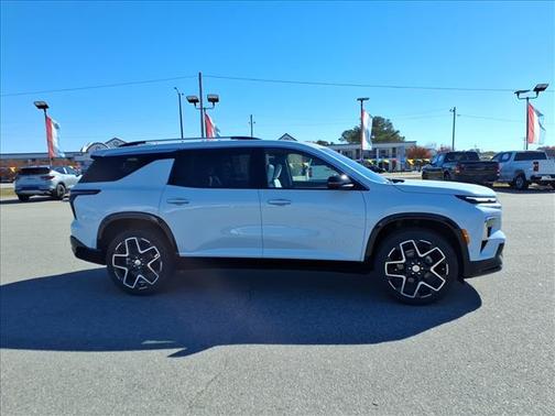 Polar White Tricoat 2026 Chevrolet Traverse High Country