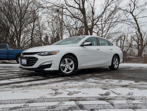 Summit White 2024 Chevrolet Malibu FWD 1LT