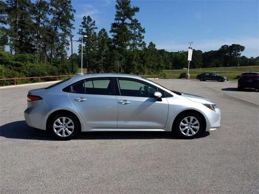 Photo 2 of 30 of 2020 Toyota Corolla LE