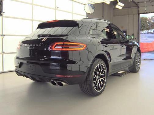 Jet Black Metallic 2018 Porsche Macan Macan