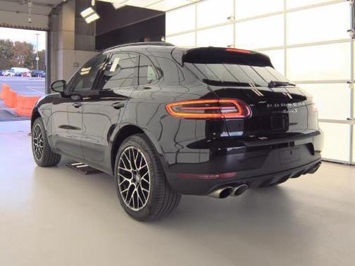 Jet Black Metallic 2018 Porsche Macan Macan