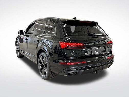 Mythos Black Metallic 2026 Audi Q7 55