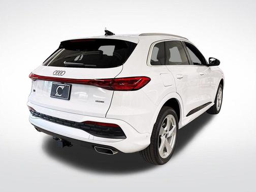 Glacier White Metallic 2026 Audi Q5 PLUS