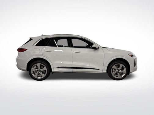 Glacier White Metallic 2026 Audi Q5 PLUS