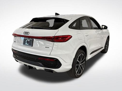 Glacier White Metallic 2026 Audi Q5 PLUS