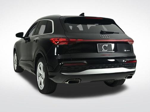 Mythos Black Metallic 2025 Audi Q5 2.0T quattro Premium