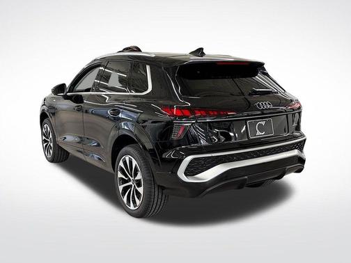 Mythos Black Metallic 2026 Audi Q3 S line
