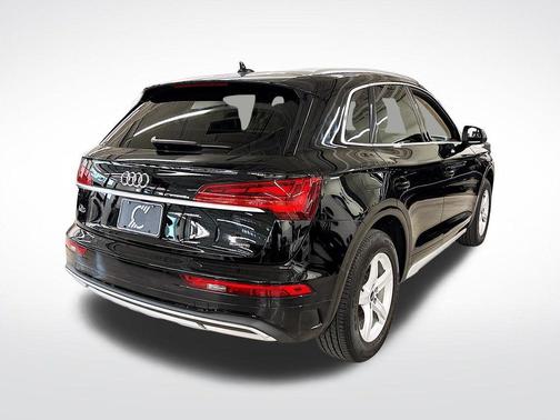 Brilliant Black 2024 Audi Q5 40 Premium