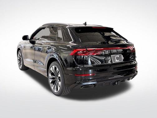 Mythos Black Metallic 2026 Audi Q8