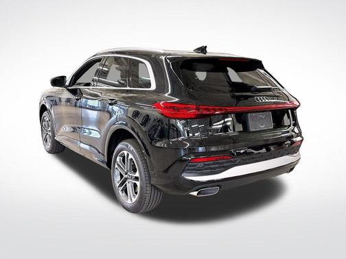 Mythos Black Metallic 2026 Audi Q5