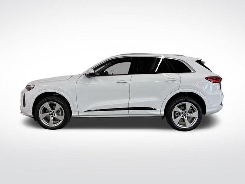 Glacier White Metallic 2026 Audi Q5 PLUS
