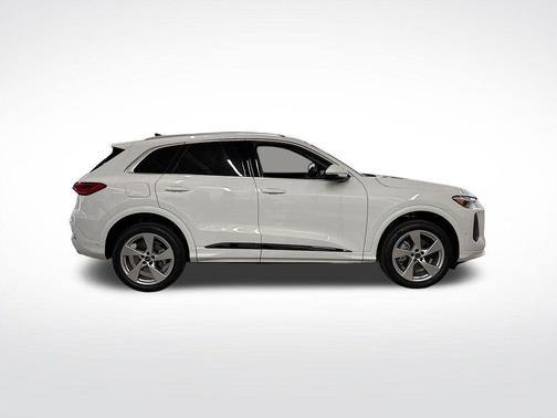 Glacier White Metallic 2026 Audi Q5 PLUS