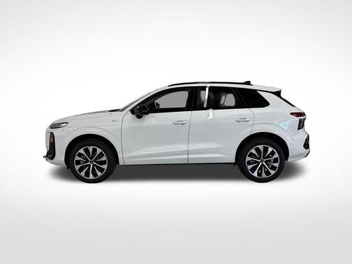 Glacier White Metallic 2026 Audi Q3 S line