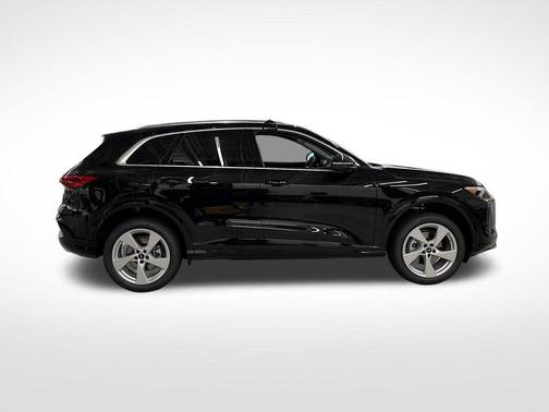 Mythos Black Metallic 2026 Audi Q5 PLUS