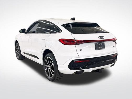 Glacier White Metallic 2026 Audi Q5 PLUS