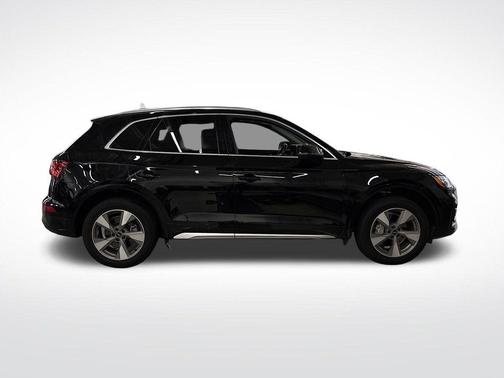 Mythos Black Metallic 2023 Audi Q5 40 Premium