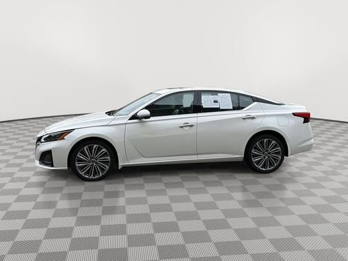 Pearl White Tricoat 2023 Nissan Altima 2.5 SL