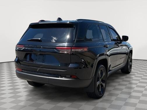 Diamond Black Crystal Pearlcoat 2023 Jeep Grand Cherokee Altitude