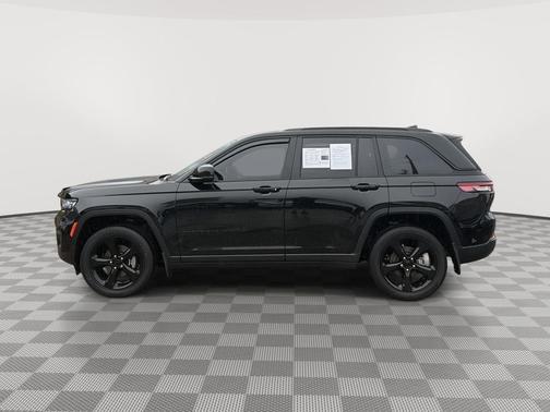 Diamond Black Crystal Pearlcoat 2023 Jeep Grand Cherokee Altitude