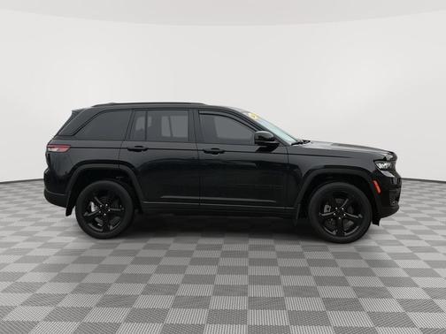 Diamond Black Crystal Pearlcoat 2023 Jeep Grand Cherokee Altitude