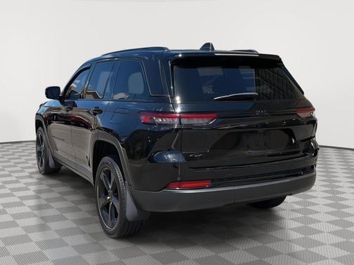 Diamond Black Crystal Pearlcoat 2023 Jeep Grand Cherokee Altitude