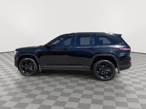 Diamond Black Crystal Pearlcoat 2023 Jeep Grand Cherokee Altitude