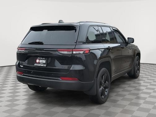 Diamond Black Crystal Pearlcoat 2023 Jeep Grand Cherokee Altitude