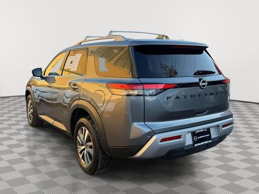 2023 Nissan Pathfinder SL 4WD