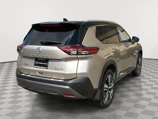 Champagne Silver Metallic/Super Black 2023 Nissan Rogue SL