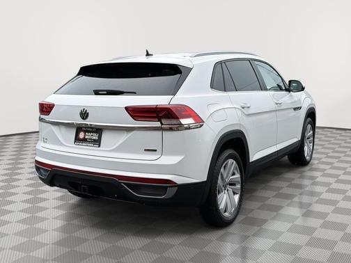 Pure White 2022 Volkswagen Atlas Cross Sport 3.6L V6 SE w/Technology
