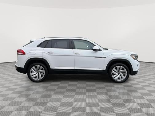Pure White 2022 Volkswagen Atlas Cross Sport 3.6L V6 SE w/Technology