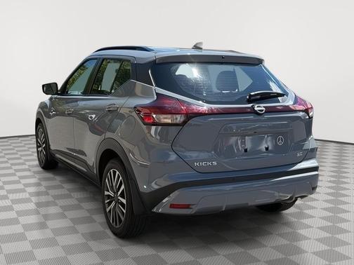 Boulder Gray Pearl 2023 Nissan Kicks SR