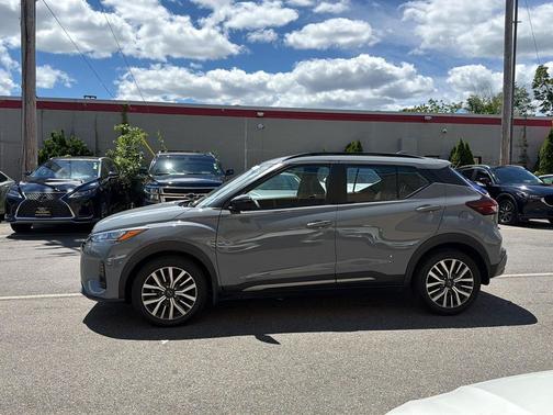 Boulder Gray Pearl 2023 Nissan Kicks SR