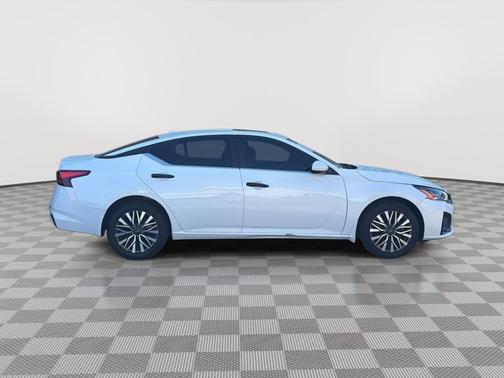 Pearl White Tricoat 2023 Nissan Altima 2.5 SV