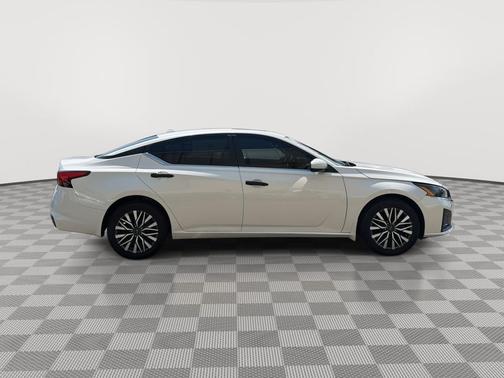 Pearl White Tricoat 2023 Nissan Altima 2.5 SV