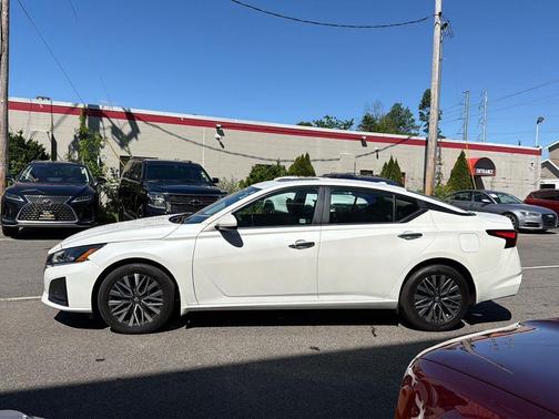 Pearl White Tricoat 2024 Nissan Altima 2.5 SV