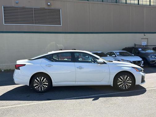 Pearl White Tricoat 2024 Nissan Altima 2.5 SV