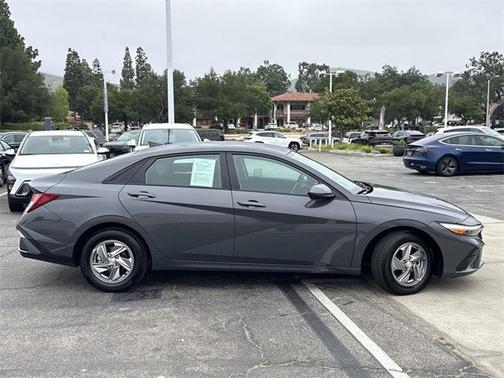 2024 Hyundai ELANTRA SE