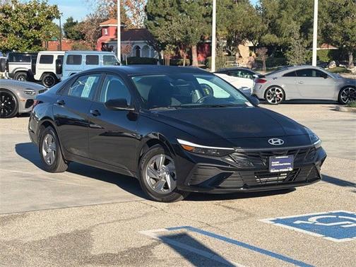 2025 Hyundai ELANTRA SE