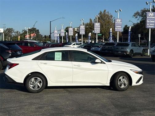 2025 Hyundai ELANTRA SE