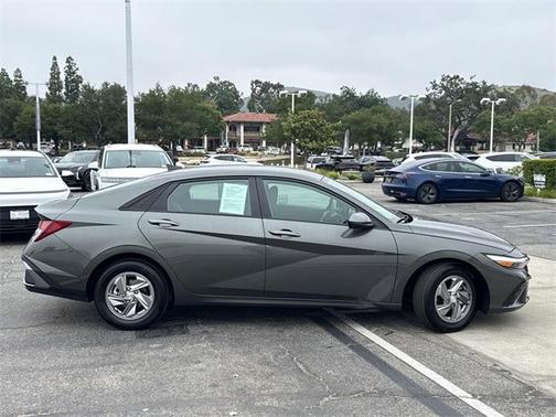 2024 Hyundai ELANTRA SE
