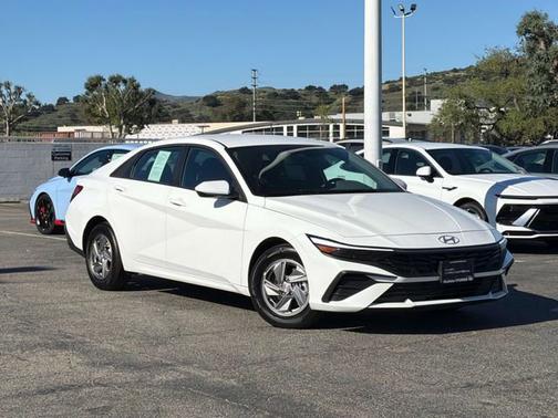 White 2025 Hyundai ELANTRA SE