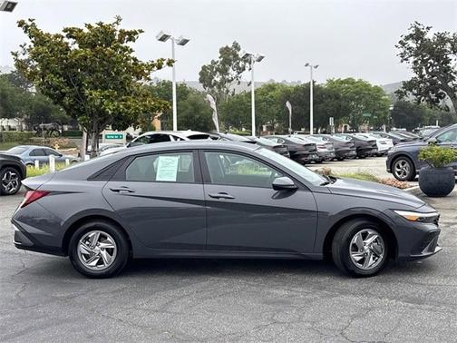 2024 Hyundai ELANTRA SE