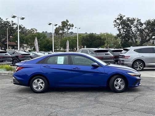 2024 Hyundai ELANTRA SE