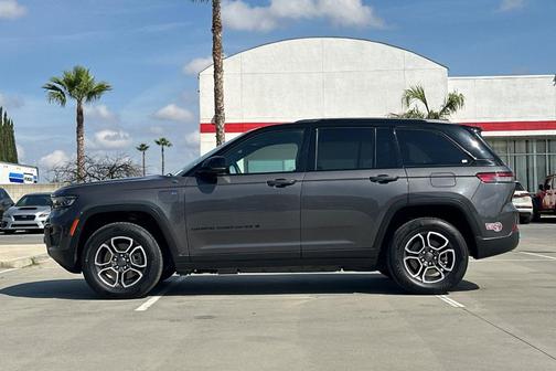 Metallic 2022 Jeep Grand Cherokee 4xe Trailhawk